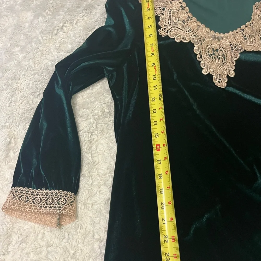 Elegant Vintage Green Velvet Top with Lace Trim Sz. 1X - Picture 9 of 10